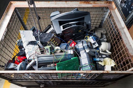 Elektroschrott beim Recycling wieder in seine Ausgangsmaterialien zerlegen zu können schont Ressourcen. Elektroschrott beim Recycling wieder in seine Ausgangsmaterialien zerlegen zu können schont Ressourcen.