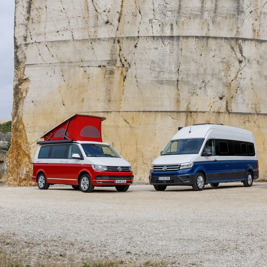 Der Volkswagen California hat seit 2018 einen großen Bruder – den Grand California auf Crafter-Basis. Der Volkswagen California hat seit 2018 einen großen Bruder – den Grand California auf Crafter-Basis.