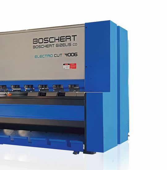 Die G-Electro Cut von Boschert ist eine Tafelschere, die mit ihrem elektrischen Antriebskonzept aus AC-Servomotor mit Riementrieben, wie es heißt, derzeit einmalig am Markt ist. Die Kraft des Elektromotors ließe sich sehr effizient einsetzen und benötige rund 50 % weniger Energie im Vergleich zu konventionellen Systemen. Die G-Electro Cut von Boschert ist eine Tafelschere, die mit ihrem elektrischen Antriebskonzept aus AC-Servomotor mit Riementrieben, wie es heißt, derzeit einmalig am Markt ist. Die Kraft des Elektromotors ließe sich sehr effizient einsetzen und benötige rund 50 % weniger Energie im Vergleich zu konventionellen Systemen.