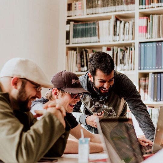 Mit Open-Source-Anwendungen will das KCIST den Informatikunterricht an Gymnasien fördern. Mit Open-Source-Anwendungen will das KCIST den Informatikunterricht an Gymnasien fördern.