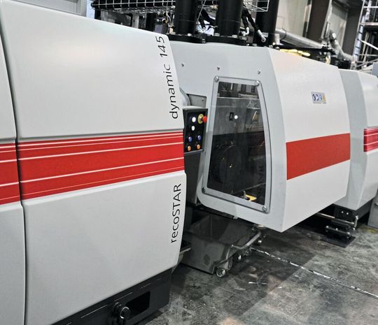 Mit der Recostar dynamic 145 reagiert der Maschinenbauer Starlinger auf viele Kundenwünsche, die, wie es heißt, beim Folienrecyceln einen Materialausstoß von 1000 kg/h fordern. Das System reihe sich folglich zwischen die Modelle Recostar dynamic 125 und 165 ein und verarbeite sowohl Industrie- als auch Post-Consumer-Werstoffe sehr materialflexibel sowie unempfindlich gegen Feuchtigkeit und Verschmutzungen. Mit der Recostar dynamic 145 reagiert der Maschinenbauer Starlinger auf viele Kundenwünsche, die, wie es heißt, beim Folienrecyceln einen Materialausstoß von 1000 kg/h fordern. Das System reihe sich folglich zwischen die Modelle Recostar dynamic 125 und 165 ein und verarbeite sowohl Industrie- als auch Post-Consumer-Werstoffe sehr materialflexibel sowie unempfindlich gegen Feuchtigkeit und Verschmutzungen.
