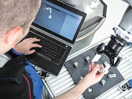 Damit Roboter in der Industrie schnell umprogrammiert werden können, haben Entwickler ein Betriebssystem entwickelt. Damit Roboter in der Industrie schnell umprogrammiert werden können, haben Entwickler ein Betriebssystem entwickelt.