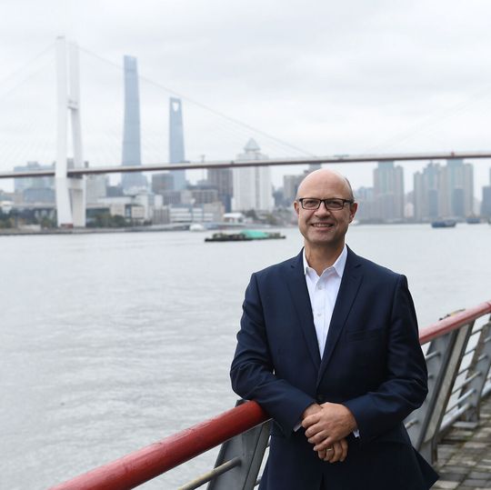 Dr. Frank Stieler, CEO der Krauss Maffei Group, in Shanghai: "Hier entsteht etwas Großes" Dr. Frank Stieler, CEO der Krauss Maffei Group, in Shanghai: "Hier entsteht etwas Großes"