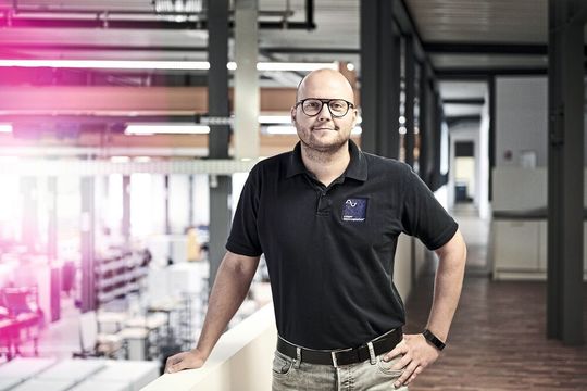 „Der VX25 ermöglicht in vielen Fällen eine Zeiteinsparung, die uns bei dem großen Zeitdruck, den wir vonseiten unserer Kunden haben, hilft. In diesem Zusammenhang ist auch die 24-Stunden-Lieferung von Rittal von Vorteil. Die Schaltschränke werden zuverlässig am Tag nach der Bestellung geliefert“, sagt Nils Mentrup Technischer Leiter, Schaper Steuerungstechnik GmbH.