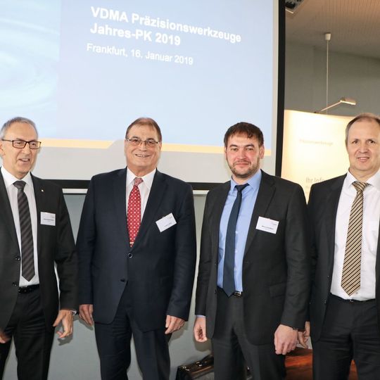 Gehen trotz steigender weltpolitischer Unsicherheiten mit positiven Erwartungen in 2019: Hans-Joachin Molka, Lothar Horn, Marco Schülken und Markus Heseding auf der Jahrespressekonferenz des VDMA Fachverbands Präzisionswerkzeuge. Gehen trotz steigender weltpolitischer Unsicherheiten mit positiven Erwartungen in 2019: Hans-Joachin Molka, Lothar Horn, Marco Schülken und Markus Heseding auf der Jahrespressekonferenz des VDMA Fachverbands Präzisionswerkzeuge.