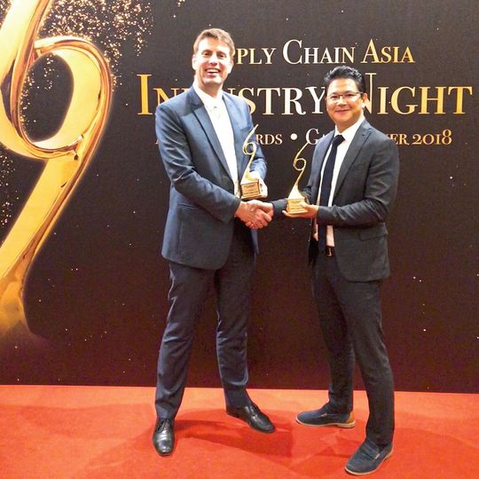 Dr. Evert Helms, Managing Director & Technical Director SEA von Pepperl + Fuchs (l.) und Win Tun, Witron-Sales-Manager in Singapur, präsentieren stolz den Award „Supply Chain Transformation of the Year“. Dr. Evert Helms, Managing Director & Technical Director SEA von Pepperl + Fuchs (l.) und Win Tun, Witron-Sales-Manager in Singapur, präsentieren stolz den Award „Supply Chain Transformation of the Year“.
