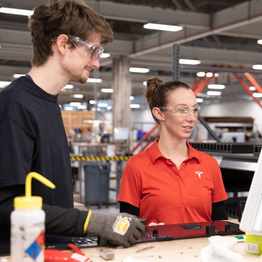 Tesla erwartet ein schwieriges Jahr und will beim Personal Kosten einsparen. Tesla erwartet ein schwieriges Jahr und will beim Personal Kosten einsparen.
