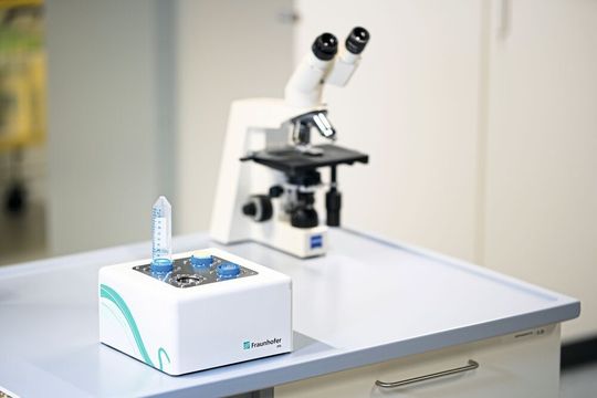 Der Tissue-Grinder separiert Zellen schonend. Im nächsten Schritt werden die Tumorzellen eingefärbt, unterm Mikroskop analysiert und gezählt. Der Tissue-Grinder separiert Zellen schonend. Im nächsten Schritt werden die Tumorzellen eingefärbt, unterm Mikroskop analysiert und gezählt.