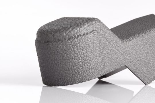 Die additiv gefertigten Ersatzteile erfüllen die Kriterien, die Premiummarken wie Daimler Buses an Bauteile im sichtbaren Bereich stellen. Auch die typischen Haptik- und Oberflächenvorgaben von Interieurteilen können mit additiver Fertigung erreicht werden.