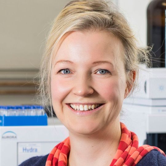 Dörte Rother kombiniert in ihrer Arbeit verschiedene biokatalytische und chemische Reaktionsschritte, um aus leicht verfügbaren Ausgangsstoffen pharmazeutische Zwischenprodukte oder Wirkstoffe herzustellen. Dörte Rother kombiniert in ihrer Arbeit verschiedene biokatalytische und chemische Reaktionsschritte, um aus leicht verfügbaren Ausgangsstoffen pharmazeutische Zwischenprodukte oder Wirkstoffe herzustellen.