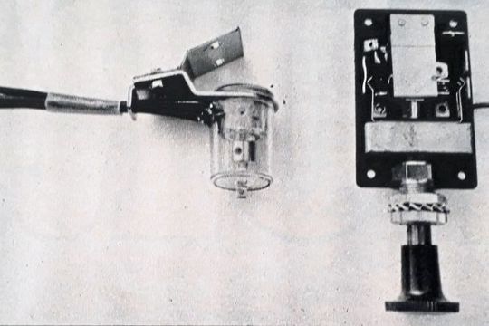 Einfache Technik, die funktioniert: Den Warnblinkassistenten von Jokon (li.) bzw. den Warnblinkschalter von König mit integrierter „Crash-Funktion“ gab es bereits in den sechziger Jahren.