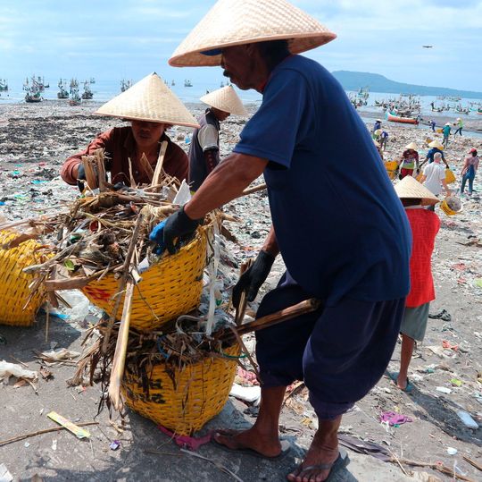 Das Bild zeigt Müllsammler im Rahmen des Project Stop in Muncar, Indonesien. Das Bild zeigt Müllsammler im Rahmen des Project Stop in Muncar, Indonesien.