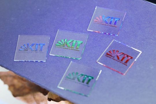 Gedruckte farbige Perowskit-Solarzellen in Form des Logos des KIT. Gedruckte farbige Perowskit-Solarzellen in Form des Logos des KIT.