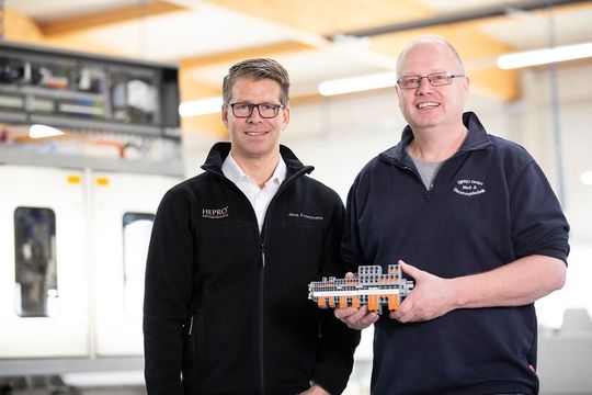 v.l. Jens Frommann, Geschäftsführer bei Hepro, und Franz Mielemeier, Geschäftsführung bei Sipro, kombinieren moderne Technik und Landwirtschaft in Schälmaschinen. v.l. Jens Frommann, Geschäftsführer bei Hepro, und Franz Mielemeier, Geschäftsführung bei Sipro, kombinieren moderne Technik und Landwirtschaft in Schälmaschinen.