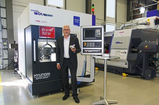 Pirmin Zehnder, Directeur de Newemag | Schneider mc SA devant la Hyundai Wia XF2000, une des première machine de toute dernière génération disponible à l'heure actuelle. Pirmin Zehnder, Directeur de Newemag | Schneider mc SA devant la Hyundai Wia XF2000, une des première machine de toute dernière génération disponible à l'heure actuelle.