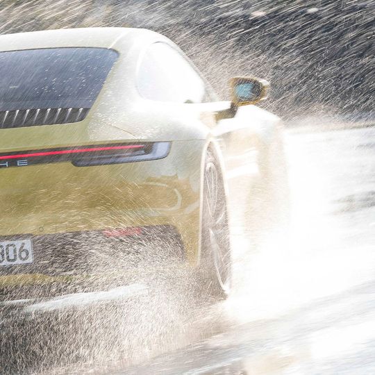Starke Nässe auf der Fahrbahn ist künftig ein Fall für das Assistenzssystem „Porsche Wet Mode“. Starke Nässe auf der Fahrbahn ist künftig ein Fall für das Assistenzssystem „Porsche Wet Mode“.