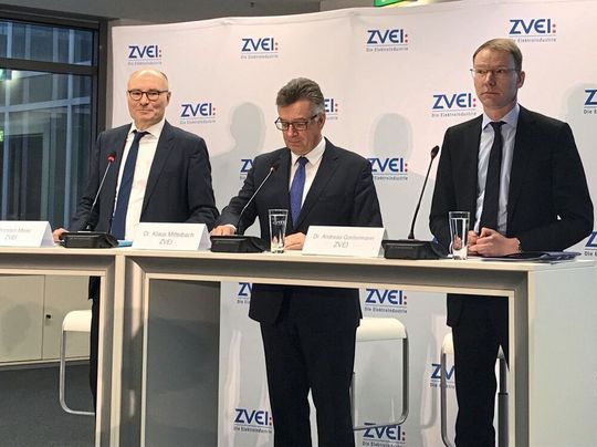 v.l. Thorsten Meier, Moderator, Leiter Kommunikation und Marketing, ZVEI, Dr. Klaus Mittelbach, Vorsitzender der ZVEI-Geschäftsführung, und Dr. Andreas Gontermann, ZVEI-Chefvolkswirt, gaben anlässlich der Jahresauftakt-Pressekonferenz in Frankfurt am Main die Verbands-Prognose für das Jahr 2019 ab. v.l. Thorsten Meier, Moderator, Leiter Kommunikation und Marketing, ZVEI, Dr. Klaus Mittelbach, Vorsitzender der ZVEI-Geschäftsführung, und Dr. Andreas Gontermann, ZVEI-Chefvolkswirt, gaben anlässlich der Jahresauftakt-Pressekonferenz in Frankfurt am Main die Verbands-Prognose für das Jahr 2019 ab.