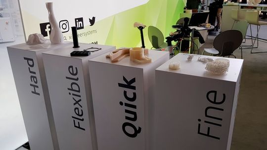 Beim Drucken kann die Geschwindigkeit der gröberen „BOLD“-Düse mit der Präzision der feineren „FINE“-Düse kombiniert werden. Beim Drucken kann die Geschwindigkeit der gröberen „BOLD“-Düse mit der Präzision der feineren „FINE“-Düse kombiniert werden.