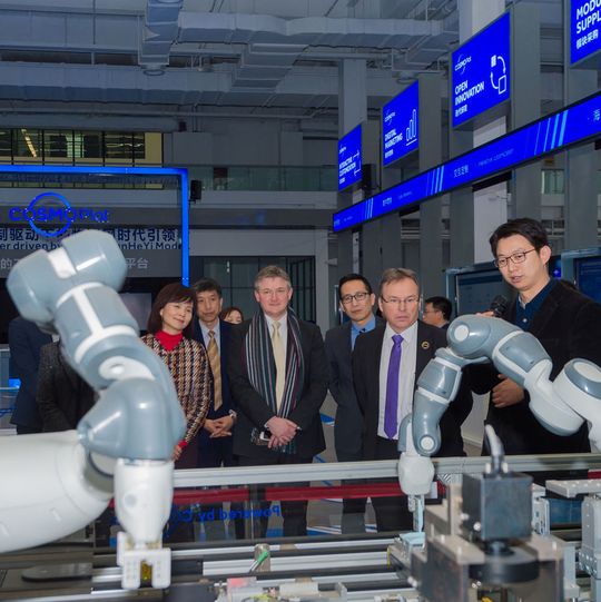 Mit seiner Internet-Plattform Cosmoplat will Haier die Umwandlung von der klassischen zur kundenspezifischen Massenfertigung von Kühlschränken vorantreiben. Covestro unterstützt das Projekt mit seiner Expertise in der Digitalisierung der Chemie. Mit seiner Internet-Plattform Cosmoplat will Haier die Umwandlung von der klassischen zur kundenspezifischen Massenfertigung von Kühlschränken vorantreiben. Covestro unterstützt das Projekt mit seiner Expertise in der Digitalisierung der Chemie.