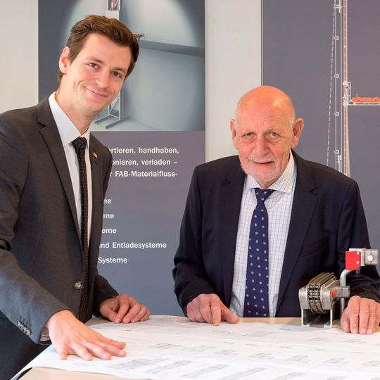 Anton Müller (r.) übergibt den Staffelstab dem neuen FAB-Geschäftsführer Werner P. Späth. Anton Müller (r.) übergibt den Staffelstab dem neuen FAB-Geschäftsführer Werner P. Späth.
