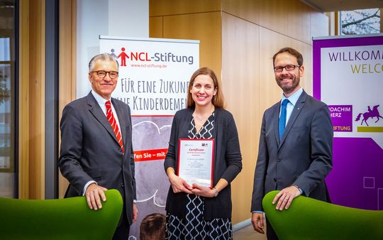Dr. Henneke Lütgerath, Preisträgerin Dr. Rebecca Ahrens-Nicklas und Dr. Frank Stehr (v.l.n.r.) Dr. Henneke Lütgerath, Preisträgerin Dr. Rebecca Ahrens-Nicklas und Dr. Frank Stehr (v.l.n.r.)