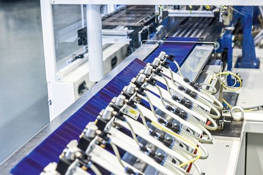 Elektrisch leitfähiges Kleben von geschindelten Zellen am industriellen Stringer im Module-TEC des Fraunhofer ISE. Elektrisch leitfähiges Kleben von geschindelten Zellen am industriellen Stringer im Module-TEC des Fraunhofer ISE.