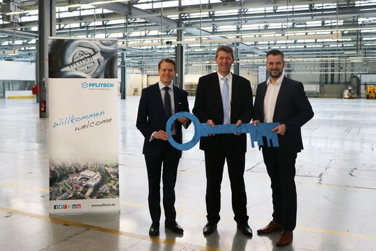 Die beiden geschäftsführenden Gesellschafter von Pflitsch Mathias Stendtke (l.) und Roland Lenzing (r.) bei der Schlüsselübergabe mit Thomas Velten (Magna Powertrain). Die beiden geschäftsführenden Gesellschafter von Pflitsch Mathias Stendtke (l.) und Roland Lenzing (r.) bei der Schlüsselübergabe mit Thomas Velten (Magna Powertrain).