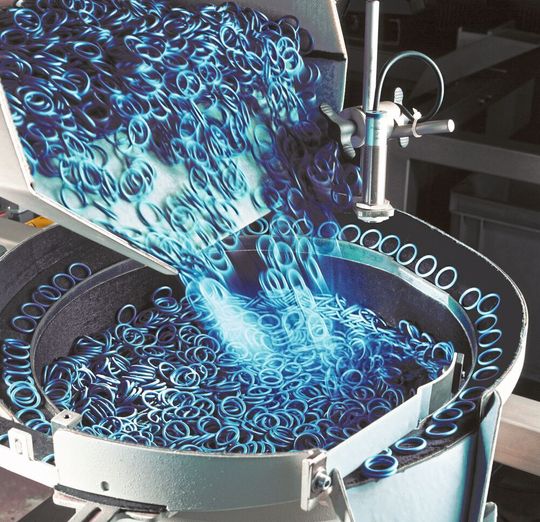 Der Dichtungsspezialist Trelleborg kann klassische O-Ringe und komplexe Formteile hauchdünn im Nano-
Bereich überziehen. Durch die Beschichtung haben sie eine höhere Lebensdauer. Der Dichtungsspezialist Trelleborg kann klassische O-Ringe und komplexe Formteile hauchdünn im Nano-
Bereich überziehen. Durch die Beschichtung haben sie eine höhere Lebensdauer.