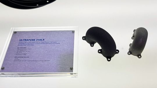 Wie auf der Formnext 2018 gezeigt, entstehen mit der Flash Fuse-Technologie von Essentium aus dem Filament Ultrafuse 316LX 100-%-ige Metallteile. Wie auf der Formnext 2018 gezeigt, entstehen mit der Flash Fuse-Technologie von Essentium aus dem Filament Ultrafuse 316LX 100-%-ige Metallteile.