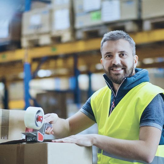 Damit Ihnen in Versandhandel & Co. der Spaß am Verpacken nicht vergeht, sollten Sie sich umgehend über die Neuerungen des seit dem 1. Januar gültigen neuen Verpackungsgesetz informieren. Damit Ihnen in Versandhandel & Co. der Spaß am Verpacken nicht vergeht, sollten Sie sich umgehend über die Neuerungen des seit dem 1. Januar gültigen neuen Verpackungsgesetz informieren.
