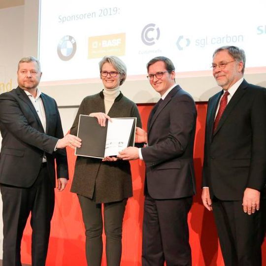Konsortialpartner überreichen Bundesministerin Anja Karliczek das Memorandum of Understanding. Konsortialpartner überreichen Bundesministerin Anja Karliczek das Memorandum of Understanding.