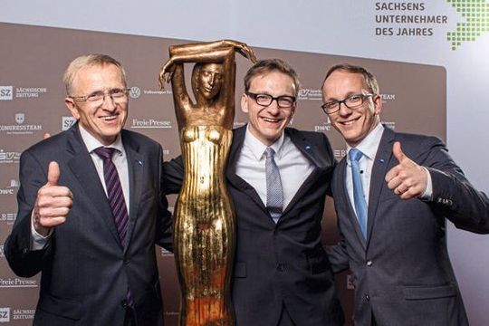 Gewinner des Sächsischen Unternehmerpreises 2016 – Dr. Christian Jakschik, Dr. Stefan Jakschik und Alexander Jakschik (v.l.n.r.) Gewinner des Sächsischen Unternehmerpreises 2016 – Dr. Christian Jakschik, Dr. Stefan Jakschik und Alexander Jakschik (v.l.n.r.)
