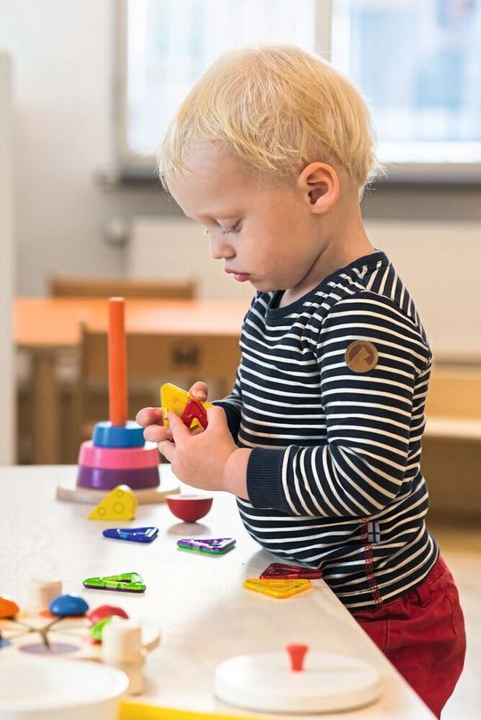 Durch die Mini-Kitas können Unternehmen die Vereinbarkeit von Familie und Beruf für ihre Mitarbeiter fördern.