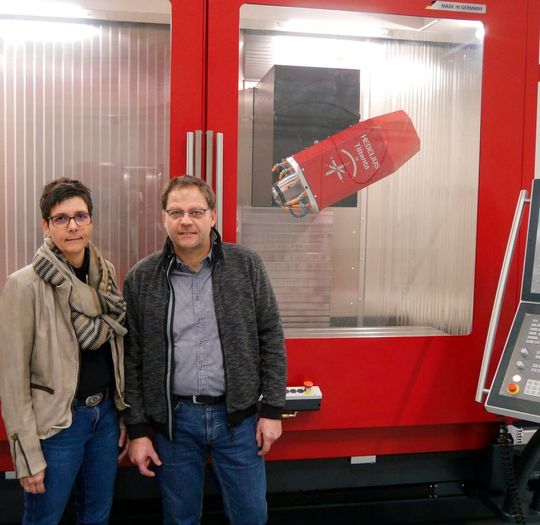 Die Förster-Sondermaschinen-Geschäfstleiter Susanne Müller und Stefan Förster vor einer Hedelius-Bearbeitungsmaschine. Insgesamt fünf Hedelius-Anlagen sorgen bei Förster für hoch präzise Bauteile, wie sie von den Kunden gefordert sind. Die Förster-Sondermaschinen-Geschäfstleiter Susanne Müller und Stefan Förster vor einer Hedelius-Bearbeitungsmaschine. Insgesamt fünf Hedelius-Anlagen sorgen bei Förster für hoch präzise Bauteile, wie sie von den Kunden gefordert sind.