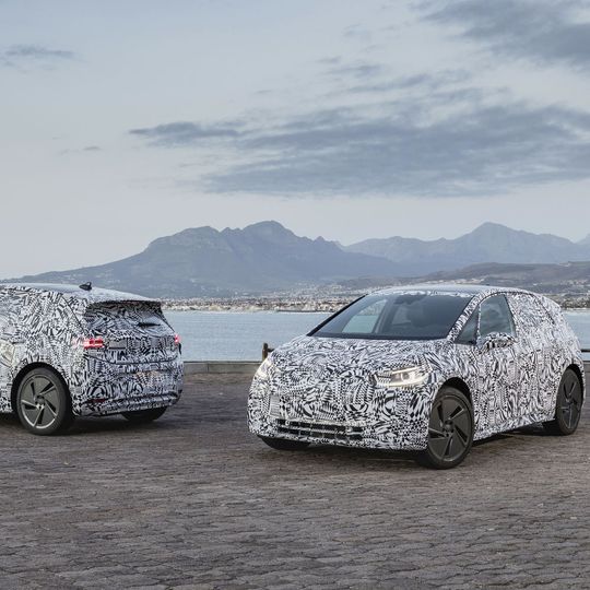 Noch zeigt VW sein erstes ID-Modell nur getarnt. Ab April 2019 will der Hersteller Vorbestellungen für den Neo annehmen. Noch zeigt VW sein erstes ID-Modell nur getarnt. Ab April 2019 will der Hersteller Vorbestellungen für den Neo annehmen.