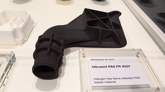 Das Polyamid Ultrasint PA6 FR X037 erreicht die UL94 V2 Brandschutzklassifizierung und kann z.B. für ein Luftkanalsegment verwendet werden. Das Polyamid Ultrasint PA6 FR X037 erreicht die UL94 V2 Brandschutzklassifizierung und kann z.B. für ein Luftkanalsegment verwendet werden.