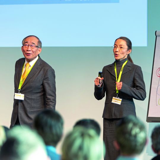 Die Lean-Botschaften von «Lean-Guru» Hitoshi Takeda, Begründer des synchronen Produktionssystems (SPS) wurden von Melanie van der Laan, Dolmetscherin von Hitoshi Takeda, übersetzt. Die Lean-Botschaften von «Lean-Guru» Hitoshi Takeda, Begründer des synchronen Produktionssystems (SPS) wurden von Melanie van der Laan, Dolmetscherin von Hitoshi Takeda, übersetzt.