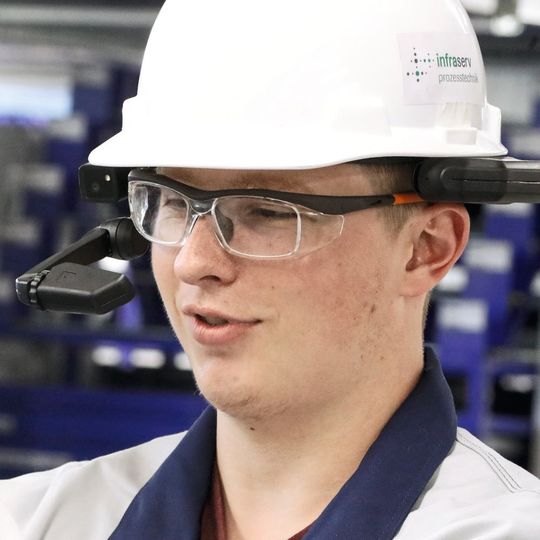 Die Datenbrille kann mit der vollständigen persönlichen Schützausrüstung, wie Schutzhelm und -brille getragen werden. Die Datenbrille kann mit der vollständigen persönlichen Schützausrüstung, wie Schutzhelm und -brille getragen werden.