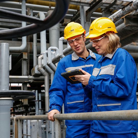 BASF-Mitarbeiter erhalten durch industriespezifische Tablets Zugriff auf digitale Informationen. BASF-Mitarbeiter erhalten durch industriespezifische Tablets Zugriff auf digitale Informationen.