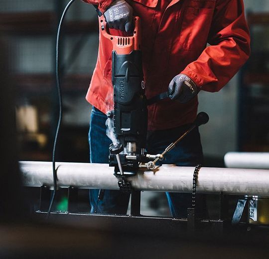 Mit dem T-Drill T-65 SS gelingt es besonders einfach und ergonomisch, Verzweigungsstellen an Edelstahlrohren zu schaffen. Dabei spare das T-Drill-Verfahren von T-Drill aus Finnland einigen Aufwand ein, den andere Methoden mit sich brächten. Mit dem T-Drill T-65 SS gelingt es besonders einfach und ergonomisch, Verzweigungsstellen an Edelstahlrohren zu schaffen. Dabei spare das T-Drill-Verfahren von T-Drill aus Finnland einigen Aufwand ein, den andere Methoden mit sich brächten.