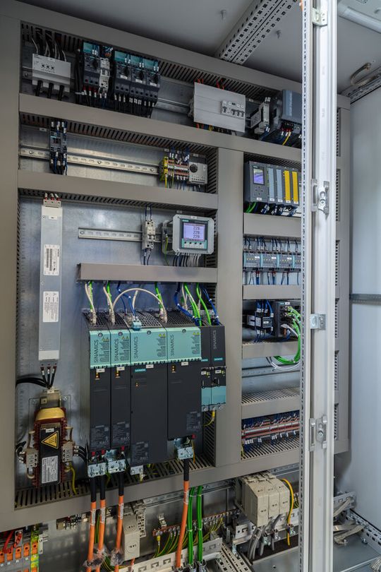 Alles auf einen Blick: Über die von Hofmann auf Basis von Simatic WinCC selbst programmierte Benutzeroberfläche sind sämtliche Reifendaten jederzeit einsehbar.