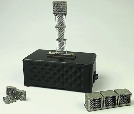 Demonstratoren und Beispieldesigns flexibler Gitterstrukturen: eine durch Kraftaufbringung von außen zyklisch elastisch verformte Gitterstruktur (hinten), eine Kombination von Gitterstrukturen mit soliden Bauteilbereichen (vorne links) und ein Demonstrator mit gezielt variiertem E-Modul der Struktur. Demonstratoren und Beispieldesigns flexibler Gitterstrukturen: eine durch Kraftaufbringung von außen zyklisch elastisch verformte Gitterstruktur (hinten), eine Kombination von Gitterstrukturen mit soliden Bauteilbereichen (vorne links) und ein Demonstrator mit gezielt variiertem E-Modul der Struktur.