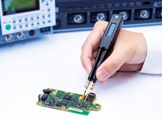 Das Handheld-LCR Meter LCR Elite2 ist ein erweitertes Modell mit hoher Genauigkeit und Überspannungsschutz. Die Aegis-Technologie sorgt für eine automatische Trennung der Überspannung vom LCR-Meter und gewährleistet einen Überspannungsschutz bis bis ±48 VDC (oder ±34 VAC) zwischen den Testspitzen. Das Handheld-LCR Meter LCR Elite2 ist ein erweitertes Modell mit hoher Genauigkeit und Überspannungsschutz. Die Aegis-Technologie sorgt für eine automatische Trennung der Überspannung vom LCR-Meter und gewährleistet einen Überspannungsschutz bis bis ±48 VDC (oder ±34 VAC) zwischen den Testspitzen.