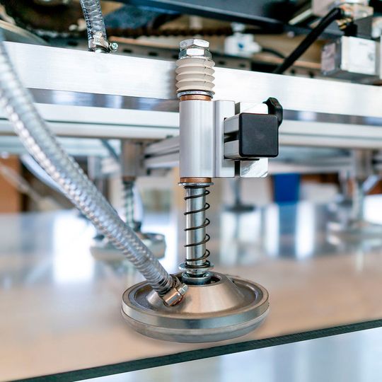 Die gefederte Saugplatteneinheit dieser Kommissionieranlage für effektives Kommissionieren ab Losgröße 1 ist flexibel verstellbar. Die gefederte Saugplatteneinheit dieser Kommissionieranlage für effektives Kommissionieren ab Losgröße 1 ist flexibel verstellbar.
