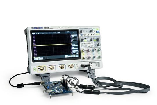 Mit Bandbreiten von 350 und 500 MHz bis zu einem Gigahertz kommt die Oszilloskop-Serie SDS5000X von Siglent auf den Markt. Mit Bandbreiten von 350 und 500 MHz bis zu einem Gigahertz kommt die Oszilloskop-Serie SDS5000X von Siglent auf den Markt.