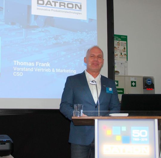 Thomas Frank, Datron-Vorstandsmitglied und verantwortlich für Marketing und Vertrieb, begrüßt die Gäste am Standort Mühltal bei Darmstadt zum ersten Datron-Tech-Day – ein Event, dass anlässlich des 50-jährigen Bestehens, des auf die effiziente Aluminumzerspanung fokussierten Maschinen- und Werkzeugbauers, nun jedes Jahr stattfindent soll. Thomas Frank, Datron-Vorstandsmitglied und verantwortlich für Marketing und Vertrieb, begrüßt die Gäste am Standort Mühltal bei Darmstadt zum ersten Datron-Tech-Day – ein Event, dass anlässlich des 50-jährigen Bestehens, des auf die effiziente Aluminumzerspanung fokussierten Maschinen- und Werkzeugbauers, nun jedes Jahr stattfindent soll.