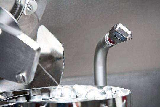 Der Ultraschallsensor PMS reguliert den Volumenstrom von Verschlusskappen. Der Ultraschallsensor PMS reguliert den Volumenstrom von Verschlusskappen.