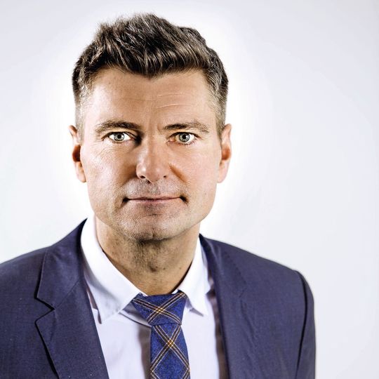 Thomas Visti, CEO von MiR: „Kleinere Losgrößen erfordern agile Produktionsstätten mit flexibler und leicht anpassbarer Intralogistik. Unsere benutzerfreundliche Automatisierungslösung bietet genau das.“ Thomas Visti, CEO von MiR: „Kleinere Losgrößen erfordern agile Produktionsstätten mit flexibler und leicht anpassbarer Intralogistik. Unsere benutzerfreundliche Automatisierungslösung bietet genau das.“