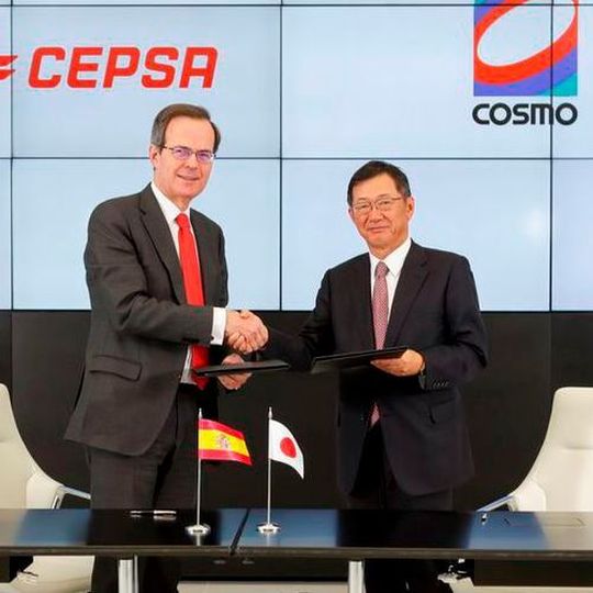 Pedro Miró, Chief Executive Officer, Cepsa and Hiroshi Kiriyama, Chief Executive Officer, Cosmo Energy Holdings at the signing ceremony. Pedro Miró, Chief Executive Officer, Cepsa and Hiroshi Kiriyama, Chief Executive Officer, Cosmo Energy Holdings at the signing ceremony.