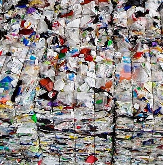 Ganze Kunststoffgebirge würden deutsche Unternhemen zur Entsorgung ins Ausland schaffen – wo sie dann doch ins Meer gelangten, alle von Verbänden genannten Recyclingquoten seien folglich eine Lüge. Das behaupten zur Zeit viele namhafte Medien. Der Gesamtverband Kunststoffverarbeitende Industrie e. V. (GKV) wehrt sich jetzt gegen diese Behauptungen. Ganze Kunststoffgebirge würden deutsche Unternhemen zur Entsorgung ins Ausland schaffen – wo sie dann doch ins Meer gelangten, alle von Verbänden genannten Recyclingquoten seien folglich eine Lüge. Das behaupten zur Zeit viele namhafte Medien. Der Gesamtverband Kunststoffverarbeitende Industrie e. V. (GKV) wehrt sich jetzt gegen diese Behauptungen.